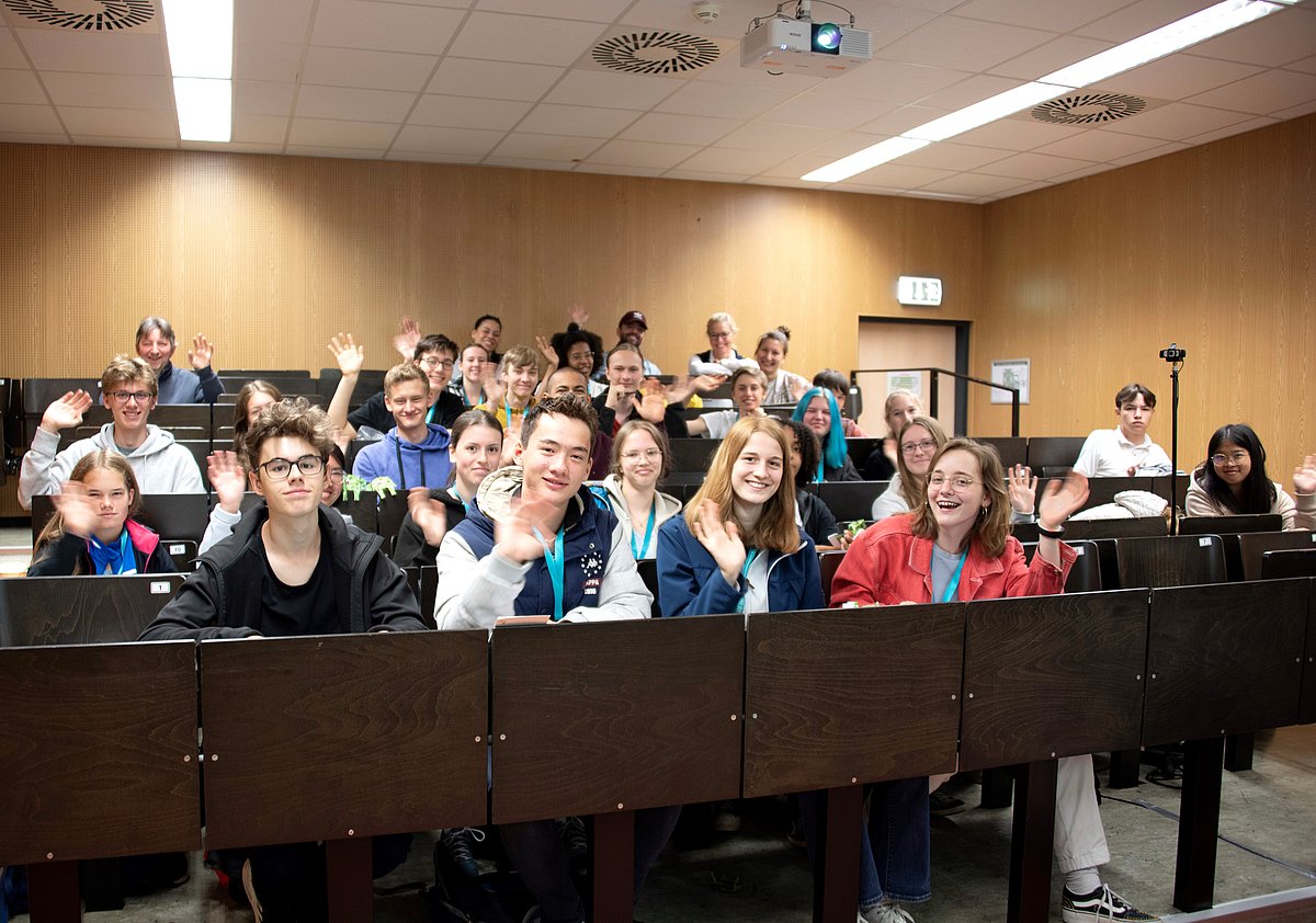 Die Universität als Lern und Arbeitsort kennenlernen 24 Schüler*innen