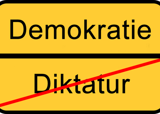 Ein "Straßenschild" mit der Aufschrift "Demokratie" und "Diktatur" (durchgestrichen)