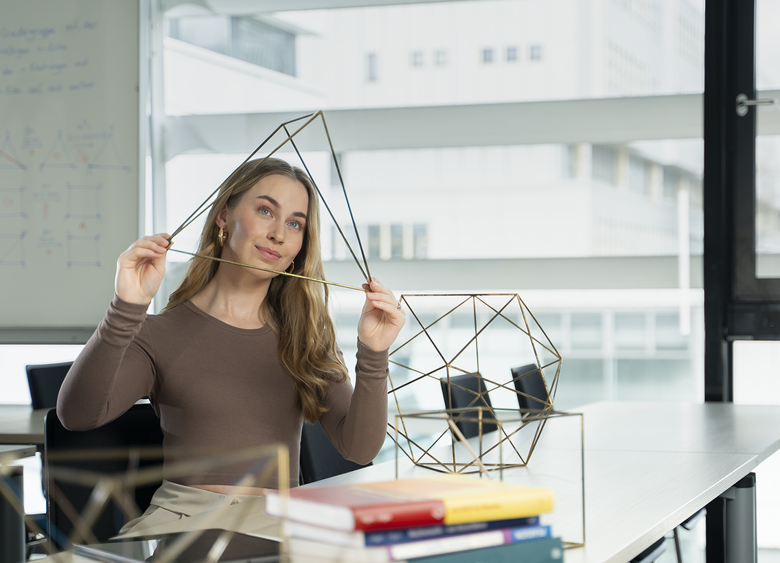 Studentin der Mathematik betrachtet geometrisches Modell