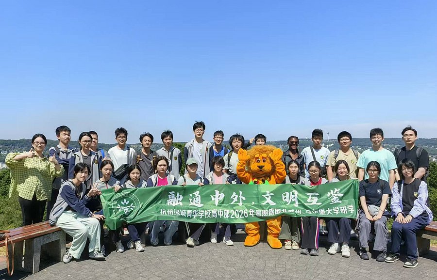 Schüler*innen der Hangzhou Yuhua Greentown Schule in China posieren auf dem Campus Grifflenberg der Bergischen Universität Wuppertal. 