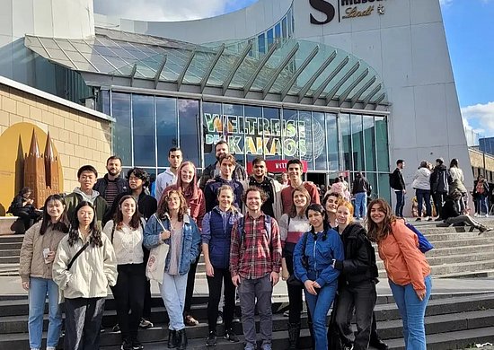 Gruppenfoto mit internationalen Studierenden vor dem Schokoladenmuseum