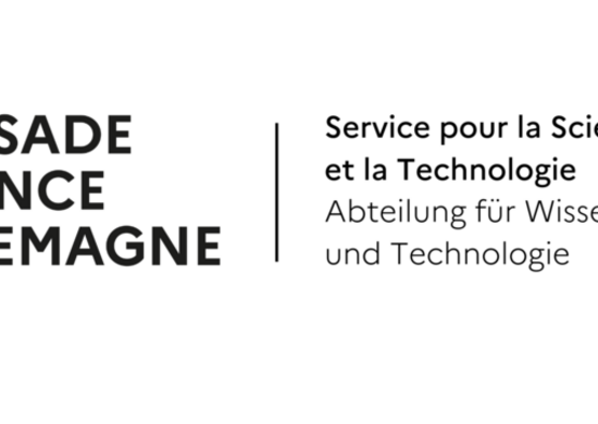 Logo der Französischen Botschaft in Deutschland. Folgender Text ist zu lesen: Ambassade de France en Allemagne - Service pur la Science et la Technologie // Abteilung für Wissenschaft und Technologie
