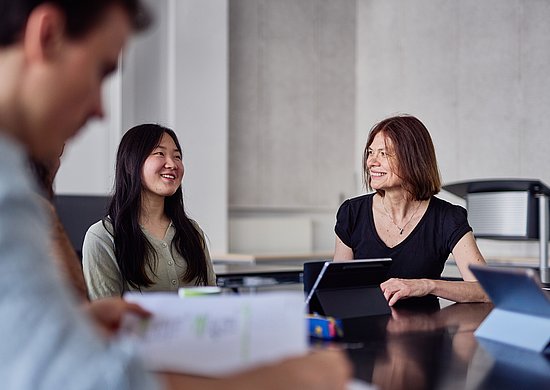 Internationale Studentin im Gespräch mit Dozentin an der Bergischen Universität Wuppertal