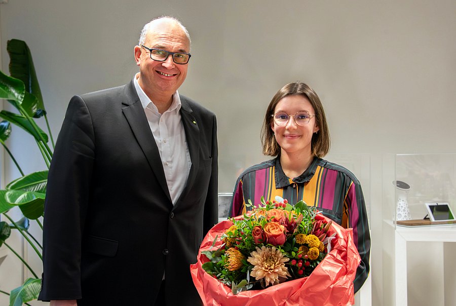 Prof. Dr.-Ing. Peter Gust, Prorektor für Third Mission und Internationales, gratulierte Camilie Piaumier zu ihrer Auszeichnung.