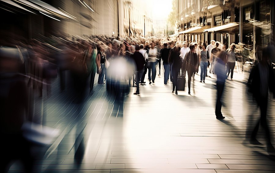 Bewegungsunscharfe Menschenmenge in einer Straßenpassage
