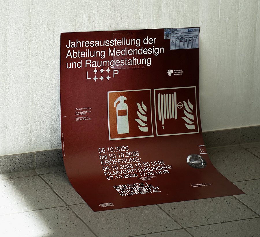 Das Werbeplakat zur Ausstellung mit allen Infos zur Veranstaltung lehnt an einer Wand. 