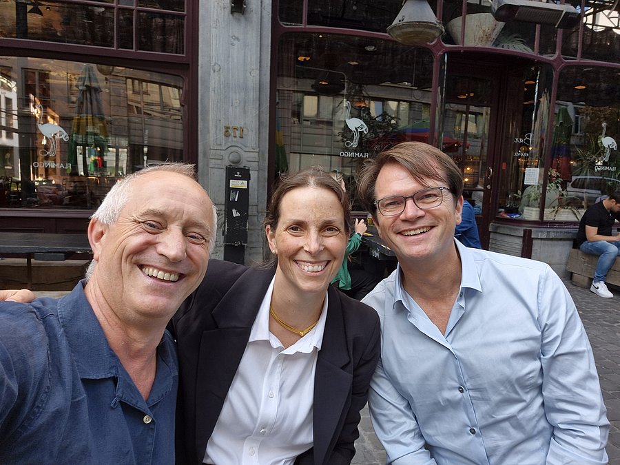 Selfie der drei Projektleiter Armin Seyfried, Anna Sieben und Tom Postmes. Alle drei sitzen beisammen und lachen in die Kamera.