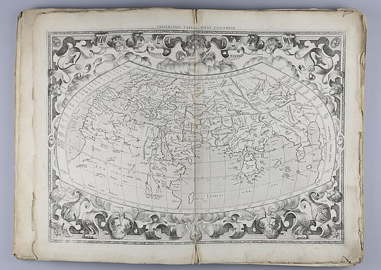 Das Bild zeigt das aufgeschlagene Mercator-Kartenwerk von 1578. Über beide Seiten ist eine Weltkarte in grau-weißer Farbe abgebildet mit verzierenden Illustrationen drum herum. An den Rändern der Seiten sind Papierschäden wie kleine Einrisse erkennbar.