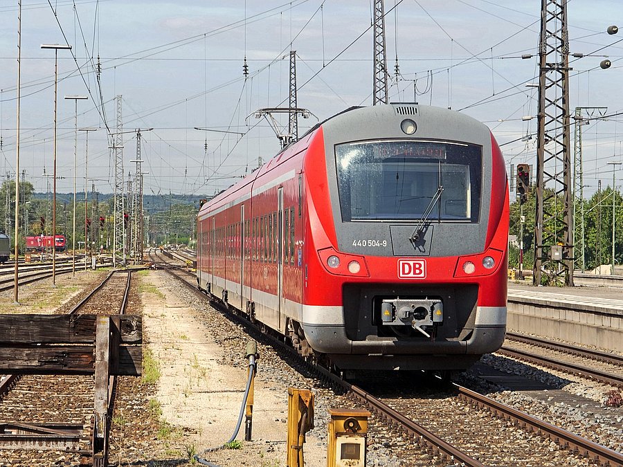 Zug auf Gleisen