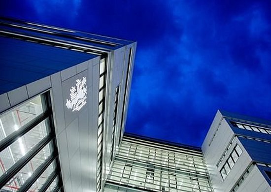 Bild der Gebäude V und W bei Dunkelheit.