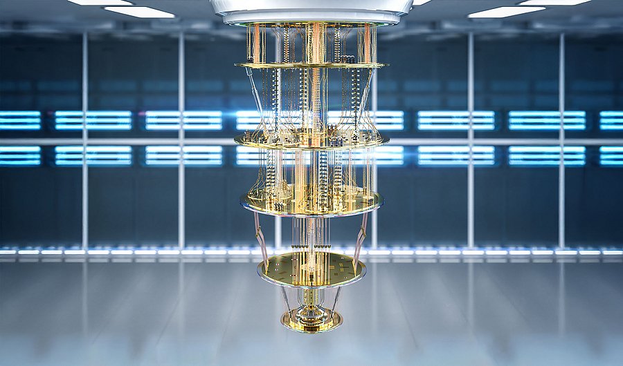 Ein hochkomplexer Quantenprozessor im Reinraum – das goldene, mehrstufige Konstrukt ist Teil eines Kryostaten, der die supraleitenden Qubits bei extrem niedrigen Temperaturen stabil hält. Diese Technik bildet das Herzstück moderner Quantencomputer, die das Potenzial haben, klassische Computer bei bestimmten Berechnungen weit zu übertreffen.