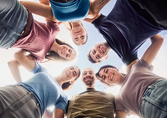 Students from different countries stand in a circle, international cohesion