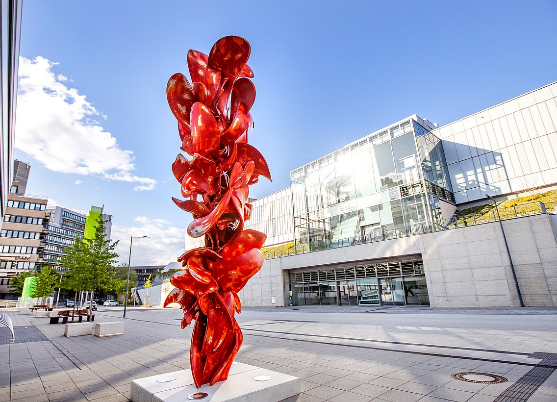 Kunstwerk von Tony Cragg vor dem Unigebäude V/W