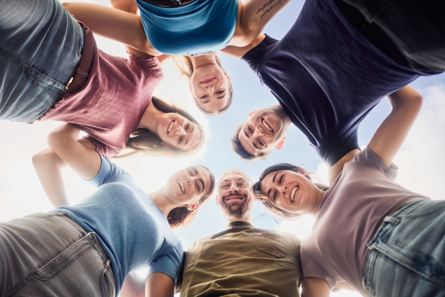 Students from different countries stand in a circle, international cohesion